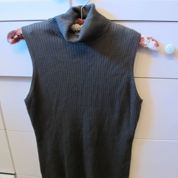 Chico's Dark Green Sleeveless Ribbed Turtleneck. Size 1 Super Soft. Nice Fittin - Picture 1 of 3